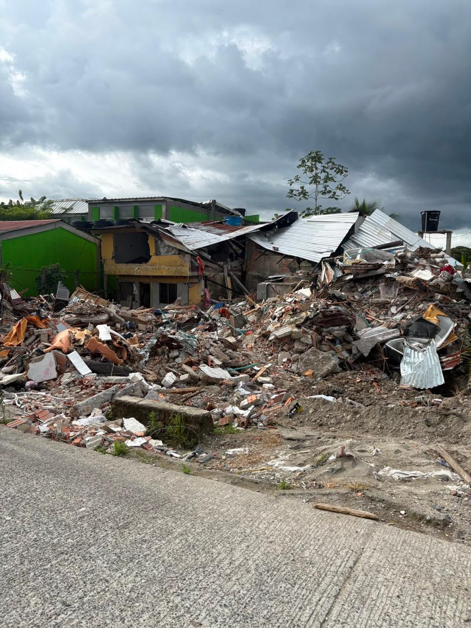 Escombros tras el fuerte movimiento telúrico en Colombia